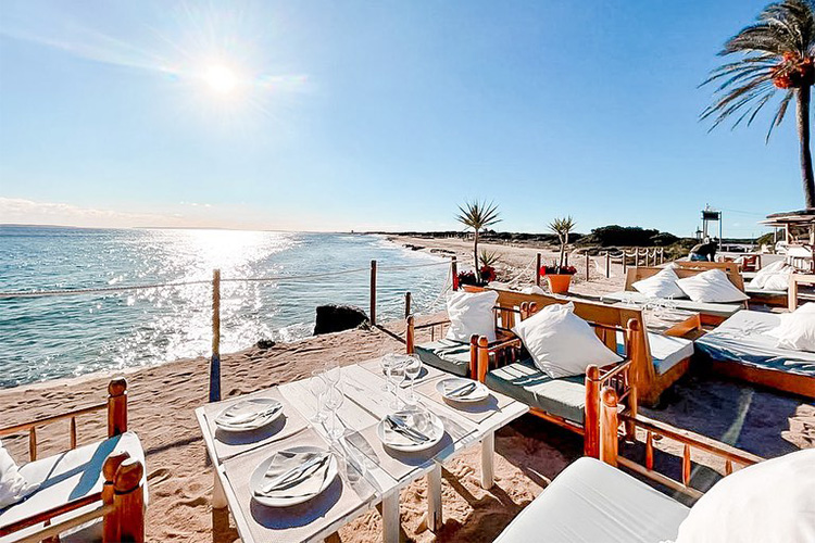 A beach restaurant escollera