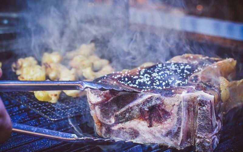 8 restaurantes de Ibiza donde comer carne a la brasa