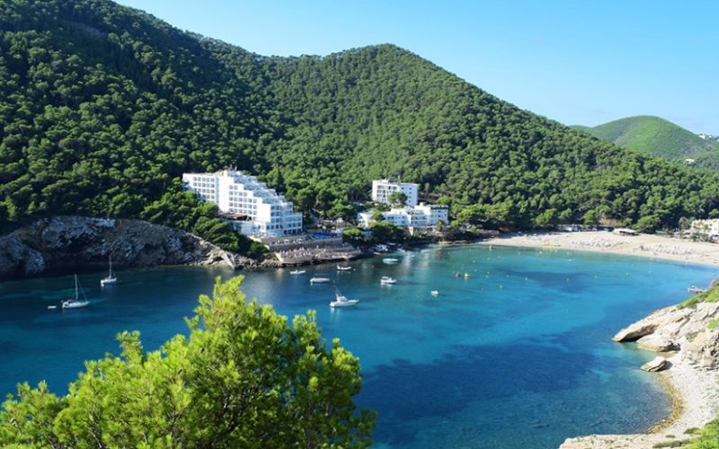 Cala Llonga, una playa para todos