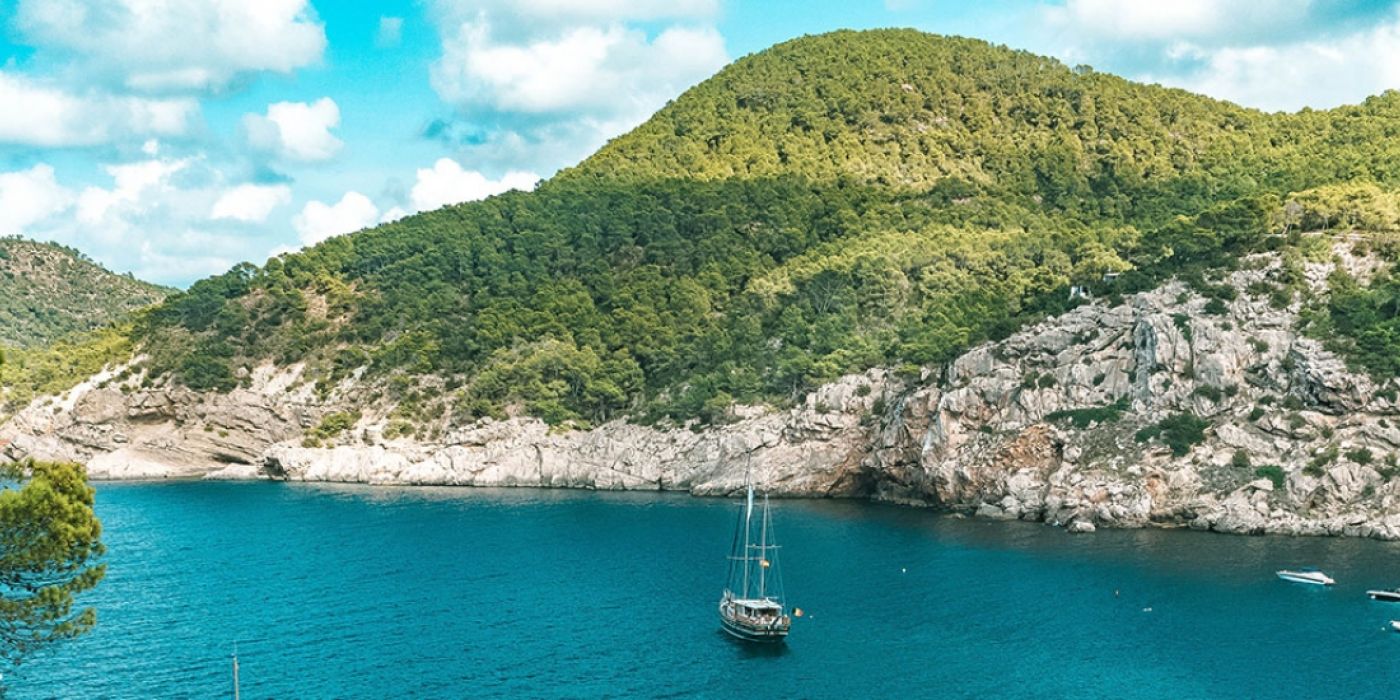 5 calas de Ibiza a las que solo se puede acceder en barco