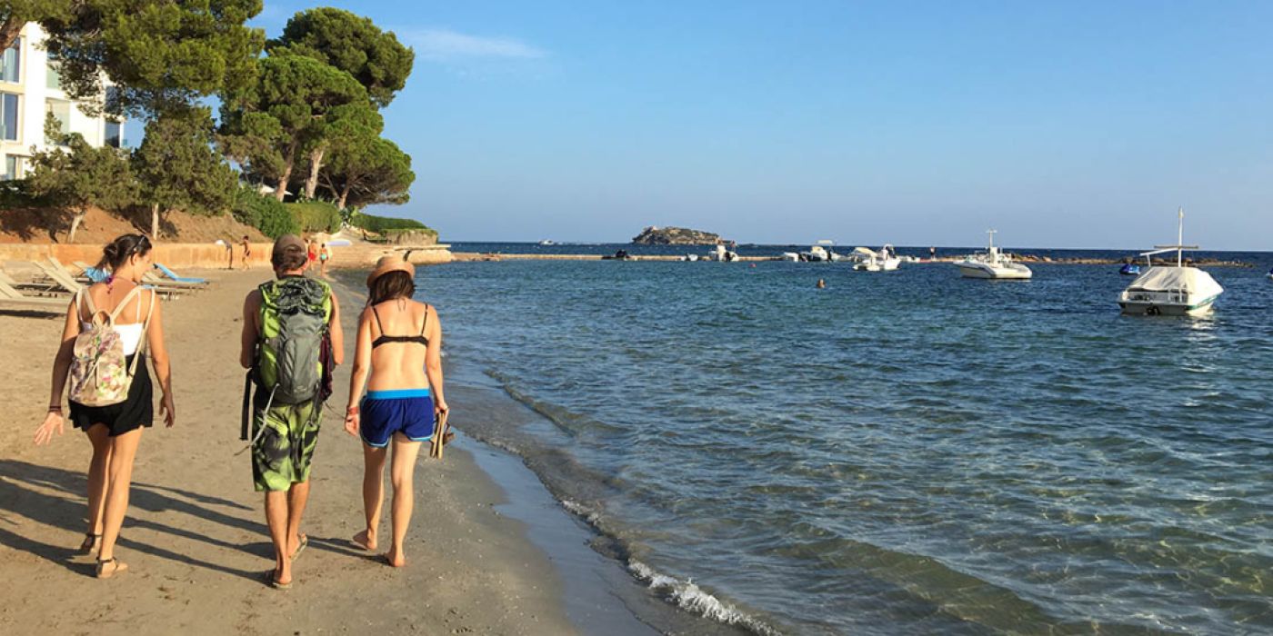 Un paseo por la costa desde Es Canar hasta Santa Eulària