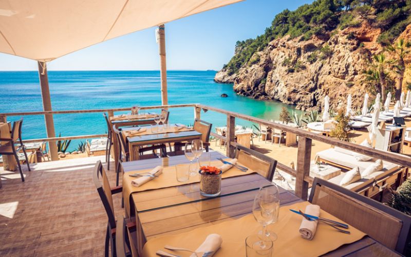 Beach clubs en Es Canar y alrededores