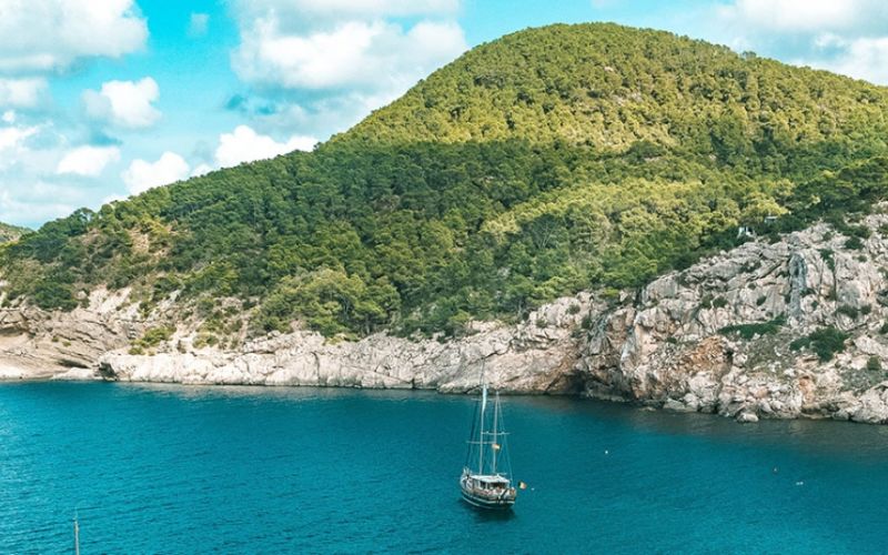 5 calas de Ibiza a las que solo se puede acceder en barco